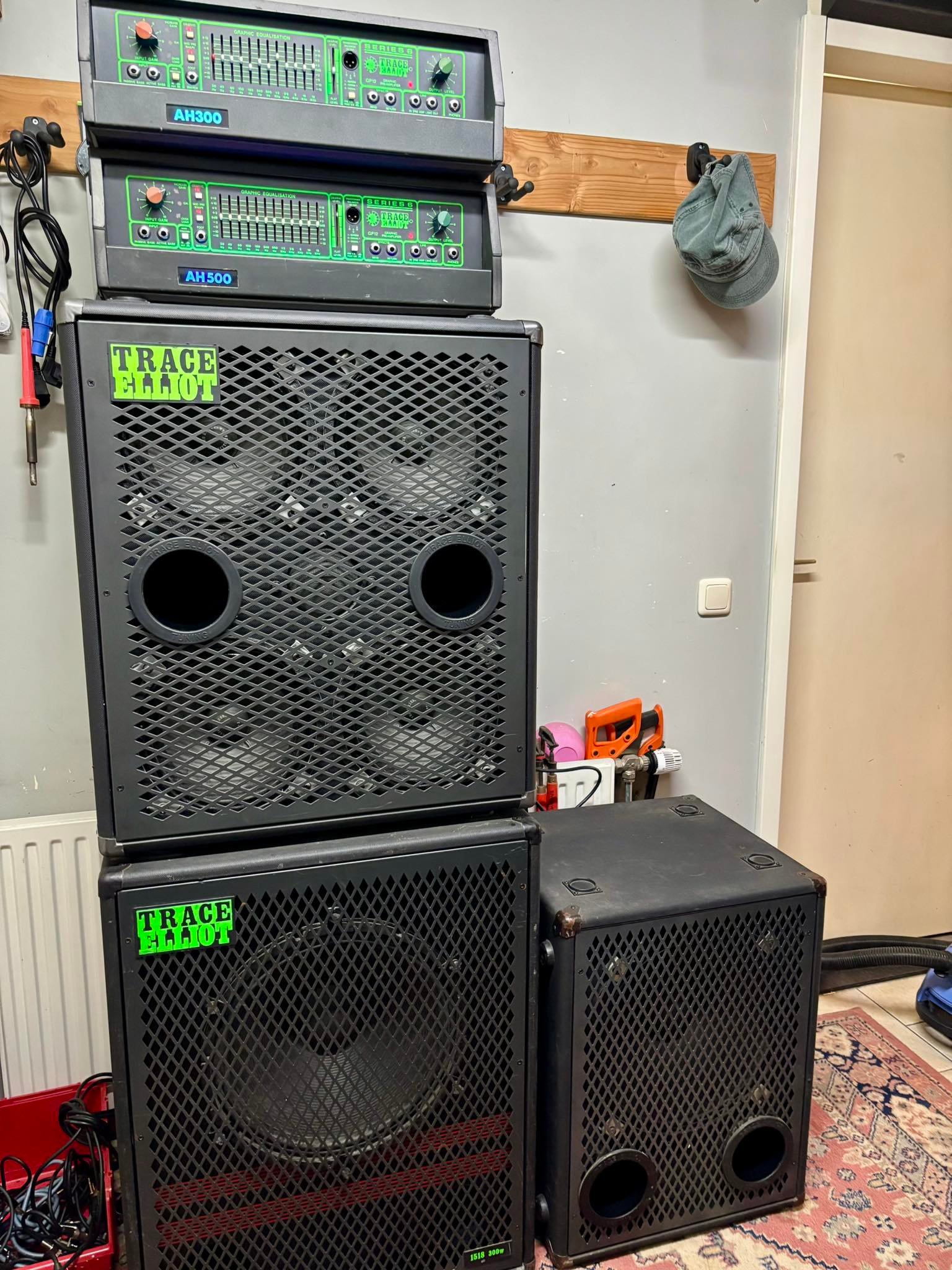 Trace Elliot 1518 bass amp setup with AH300 amplifier