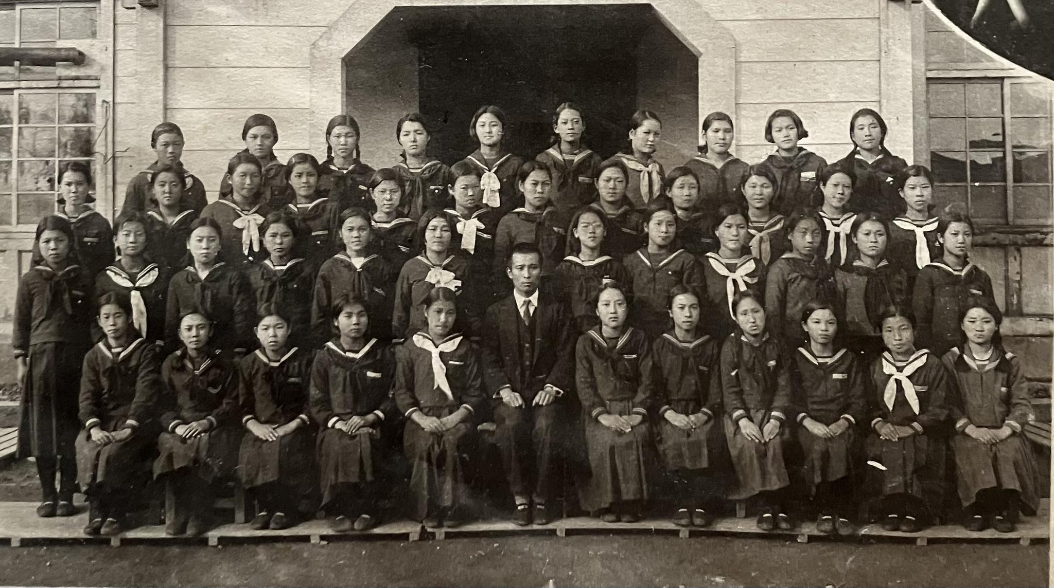 昭和13年、母親の北海道岩見沢尋常高等小学校卒業写真。母は下から2