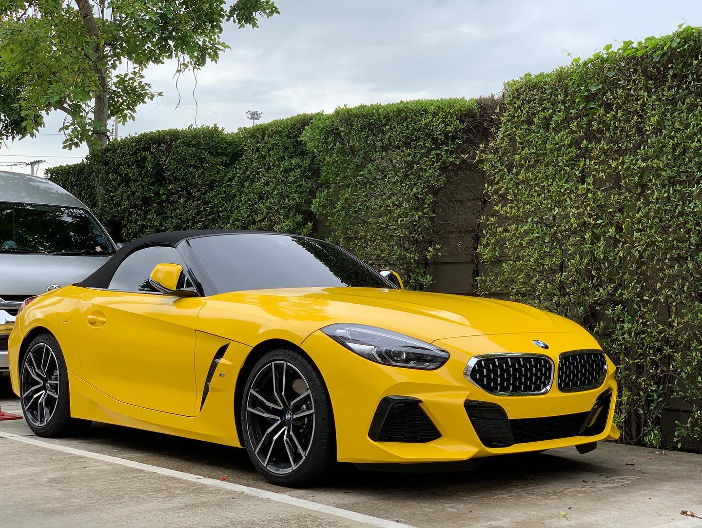 Gloss Bright Yellow Wrapped on New BMW Z4 ขอบพระคุณคุณพี่สมหมายครับ ...