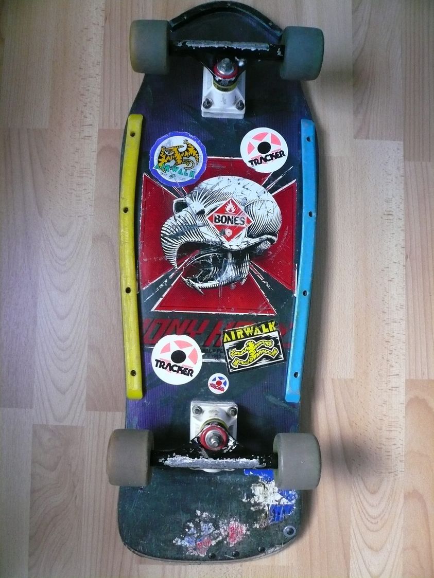 Still have these 9“ Tracker trucks (swapped one hanger back then