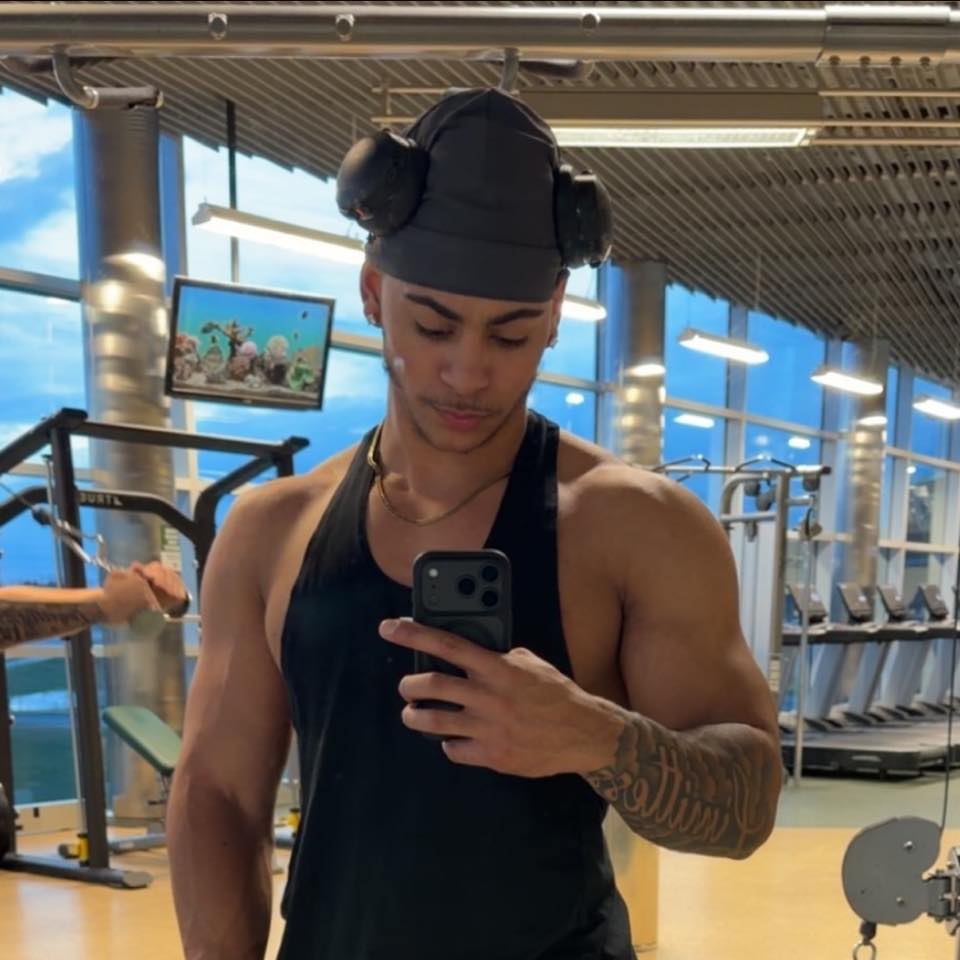 Leg day ‼️ -Back squats -Leg extensions -Hamstring curls -Calf raises # ...