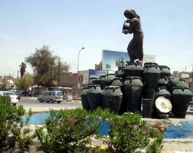 بغداد في دمي عيناك يا بغداد منذ طفولتي شمسان نائمتان في اهدابي قحطان جاسم جواد جوهر بغداد الحضاري يعود الى توقده الدائم مدينة لا يفقد المرء فيها قياسه الانساني تشمخ علوا