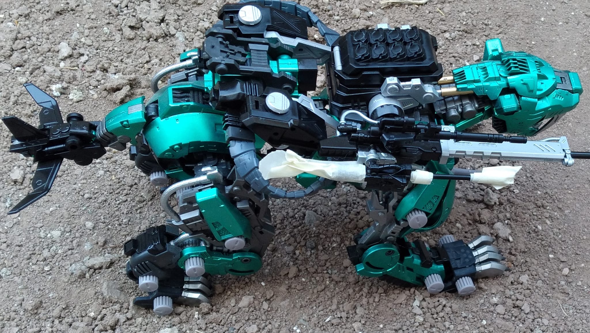 Assembling and customizing a zoid model