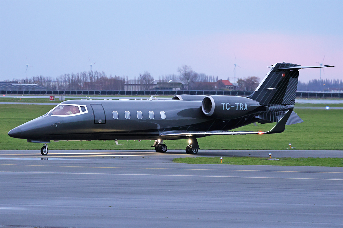 Bombardier BD-700-1A10 Global 6000 (N552YM) at Daniel K. Inouye