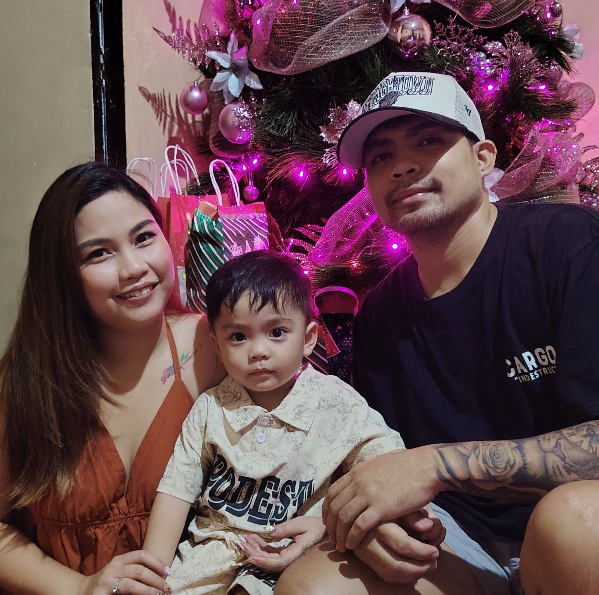 A spontaneous gender reveal with the most genuine reactions! 😂💗💙 Kuya ...