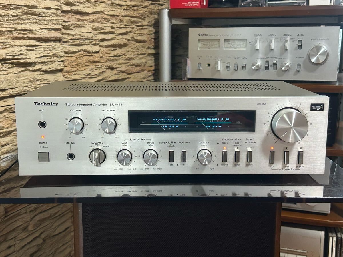 Technics integrated amplifier SU-V44.