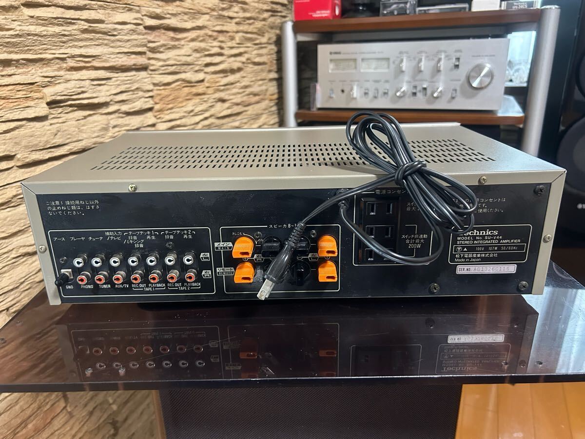 Technics integrated amplifier SU-V44.