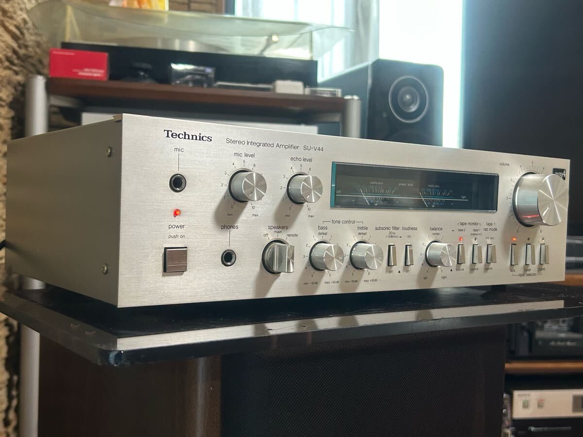 Technics integrated amplifier SU-V44.
