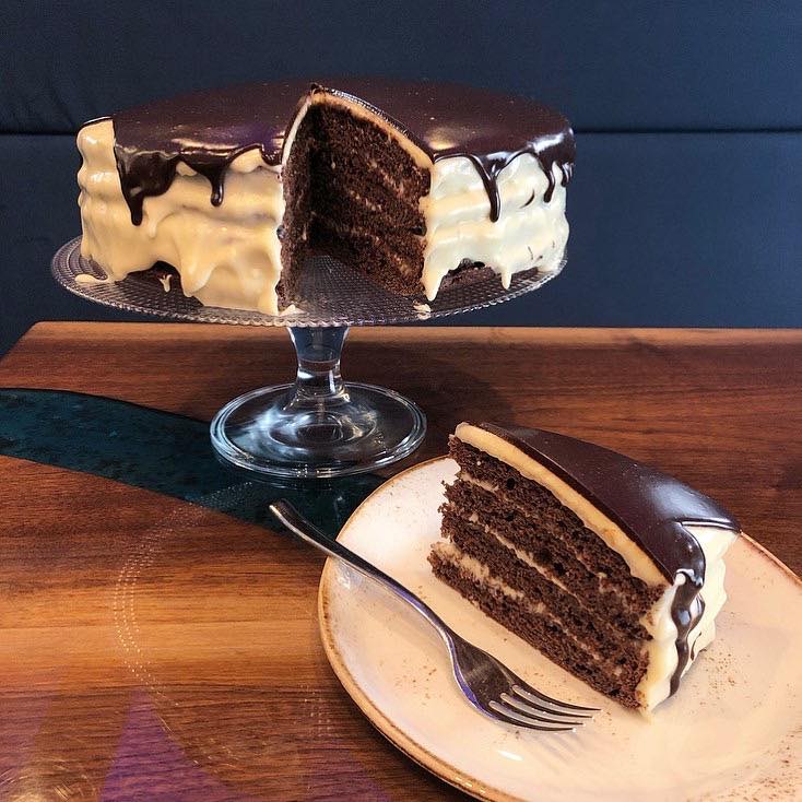 L Ecluse Halte Gourmande Joyeuse Saint Patrick Regalez Vous Avec Notre Gateau Irlandais Fait Avec De La Biere Guinness Prepare Par Notre Chef Morel Passez Vous Chercher Un Bon Morceau De Gateau