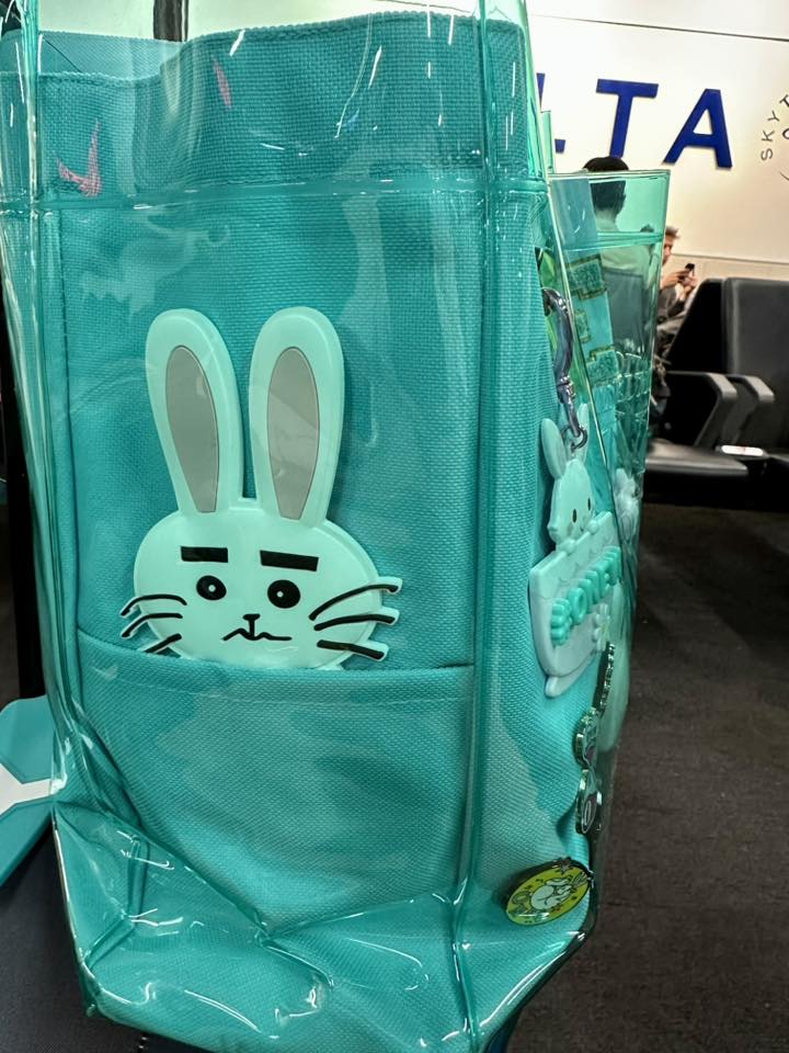 Sharing personalized Shinee World VI bag for Onew concert