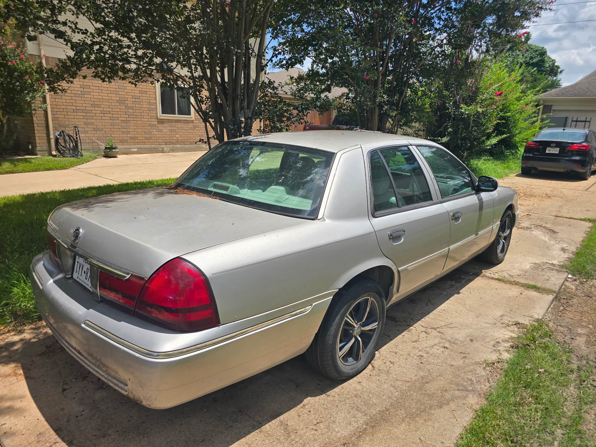Original 2004 Mercury Grand Marquis Sales Brochure – 20-Page Showroom Catalog 2 thumbnail image