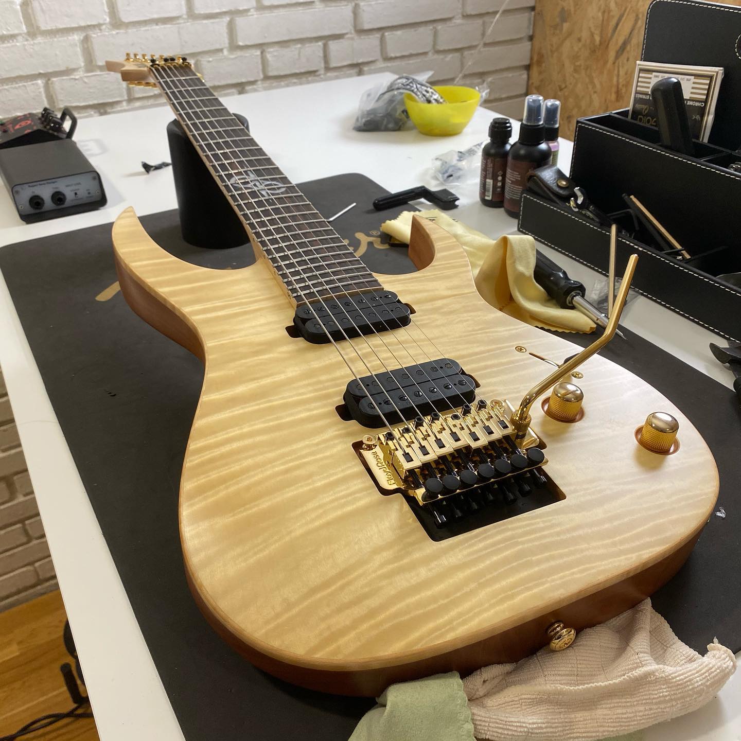 SBR1.7FRQOB SUSTAINIAC+ www.solar-guitars.com
