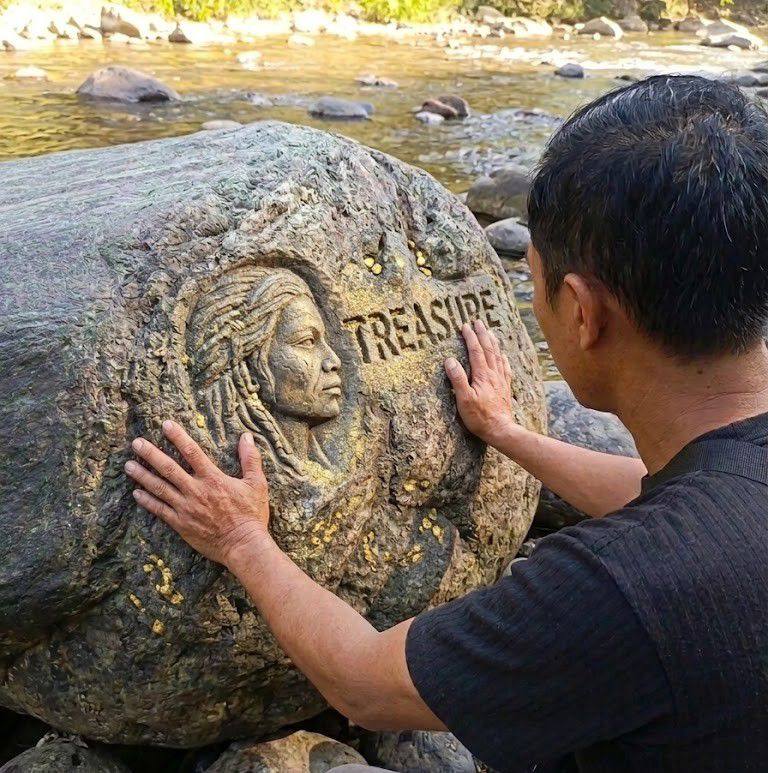 gold-discover-on-the-golden-rock-of-a-sign-arrow-pointing-deposit