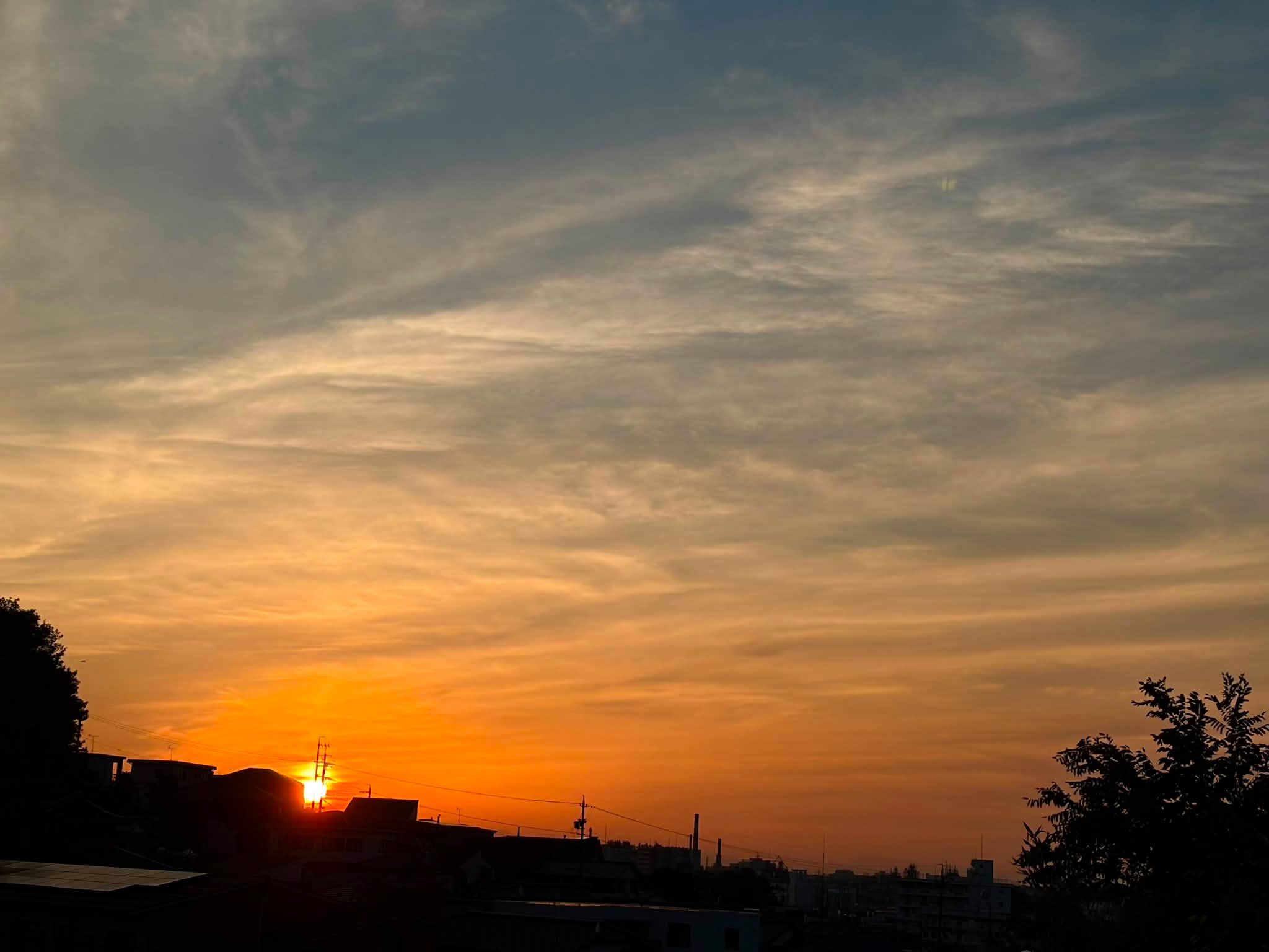 町内公園から 沈みゆく夕陽が まだ燃えてる⁉️ 愛知県岡崎市 2026.07