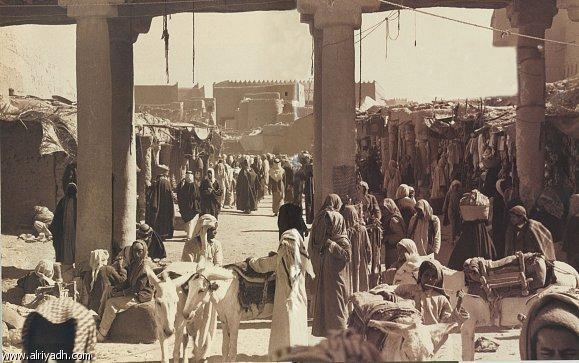 المؤسسة الأهلية لمطوفي حجاج الدول العربية سوق ذي المجاز كانت العرب ترحل إليه بعد فراغها من سوق مجنة لقربه من جبل حيث يقيمون فيه حتى يبدأ موسم الحج فيدخلون مكة