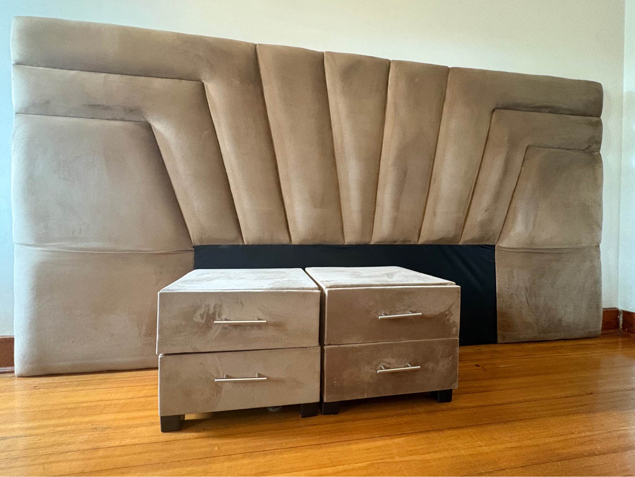 an-impressive-headboard-and-two-matching-chests-of-drawers-a-great