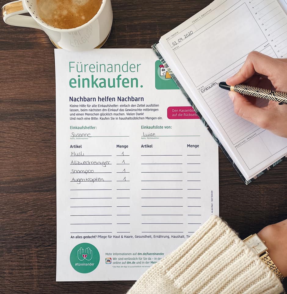 Ich bleibe zuhause.“ Ja, es ist unsere Pflicht das zu tun. Und doch braucht jeder seine alltäglichen Produkte. Der Weg für den eigenen Einkauf muss also stattfinden. Nur was, wenn dieser nicht