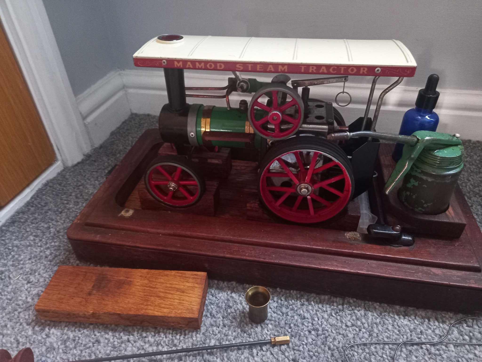 Mamod TE1A steam tractor in custom Singer sewing machine case