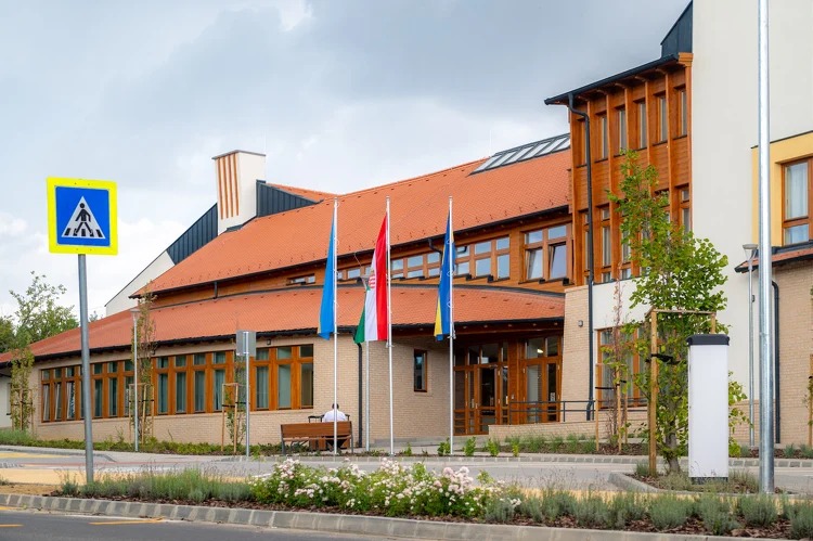 M. S. Mester Alapítvány - Fóthi Levente fotókockáját forgatva ...