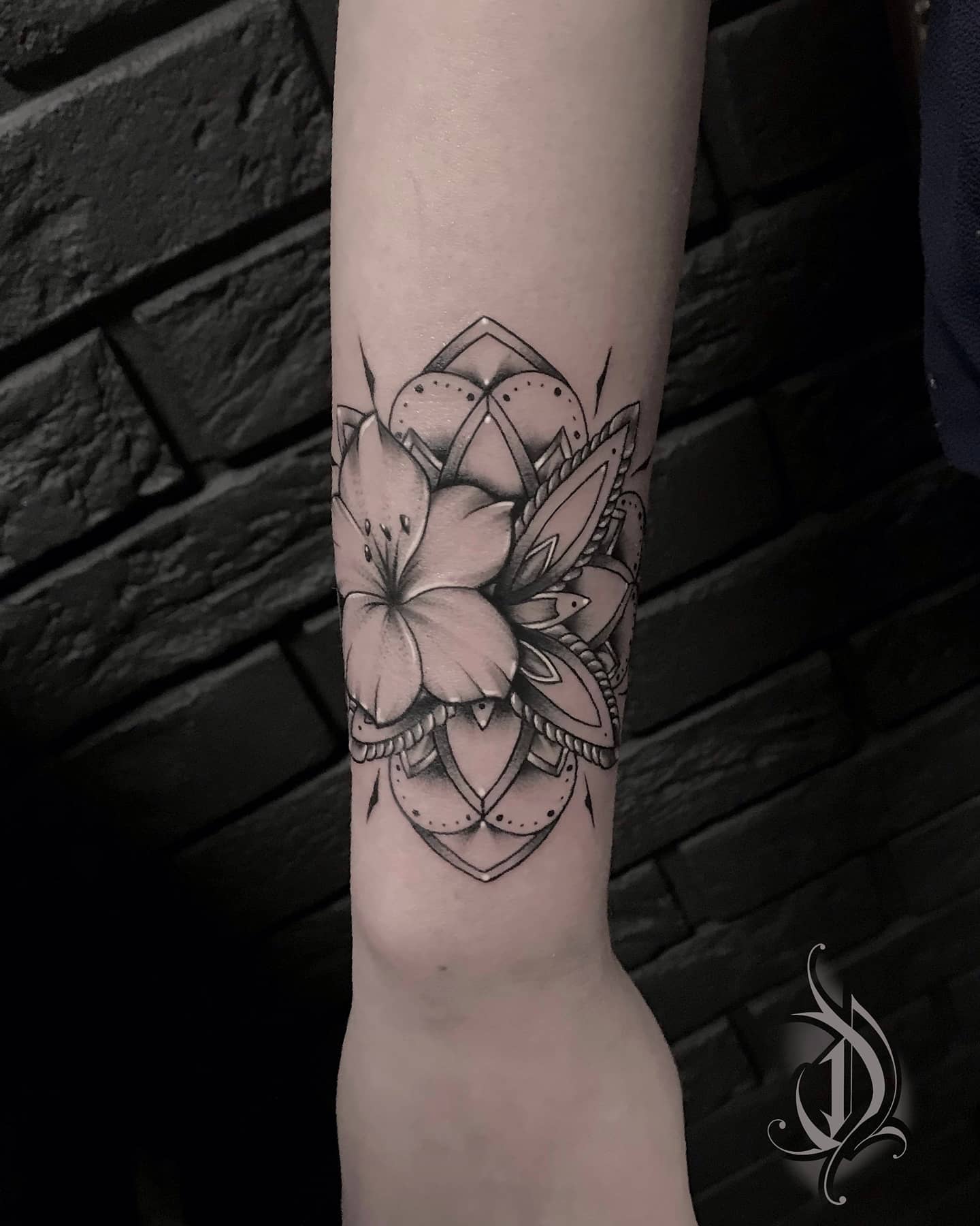 Tatouage Fleur De Tiaré Poignet