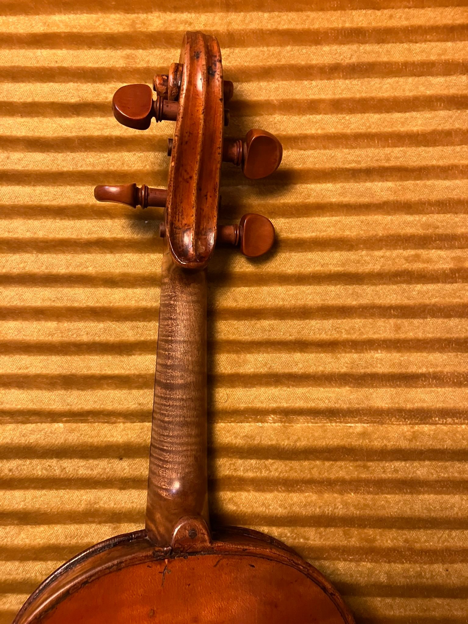 Identify old violin with no label?