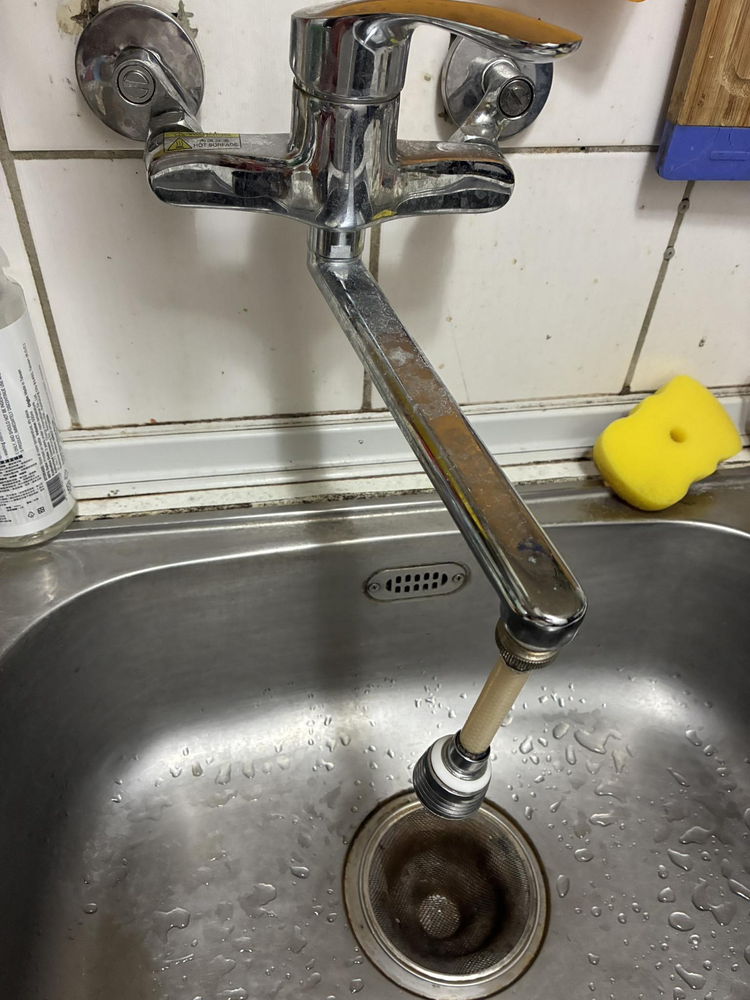 各位師傅問個問題，廚房的水龍頭關掉之後還會滴一陣子，最後還是會停，但就會滴個幾分鐘，除了老了低到鞋，比較可能是什麼原因？大概怎麼修，感謝 ...