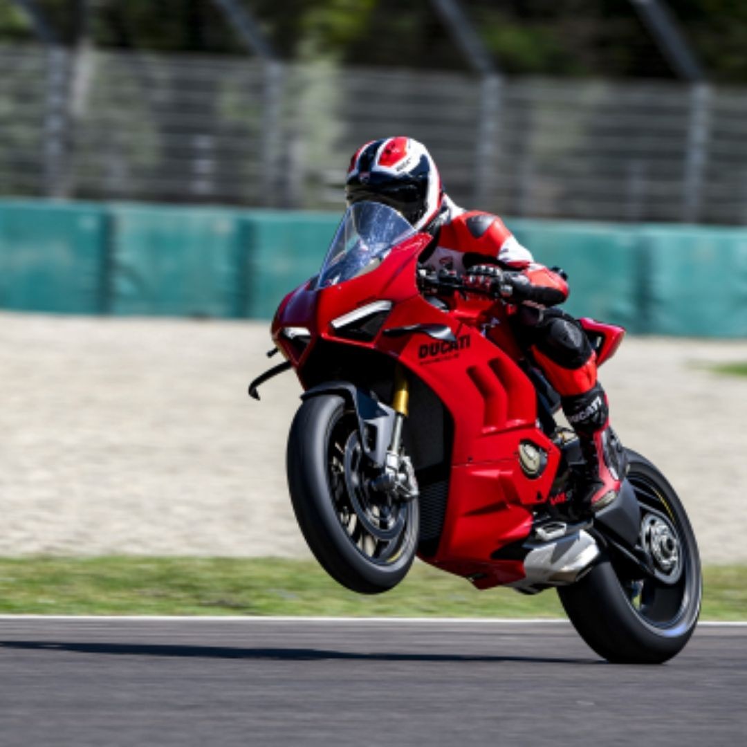 Motographic - Ducati unveils the 2022 Panigale V4 and V4 S...