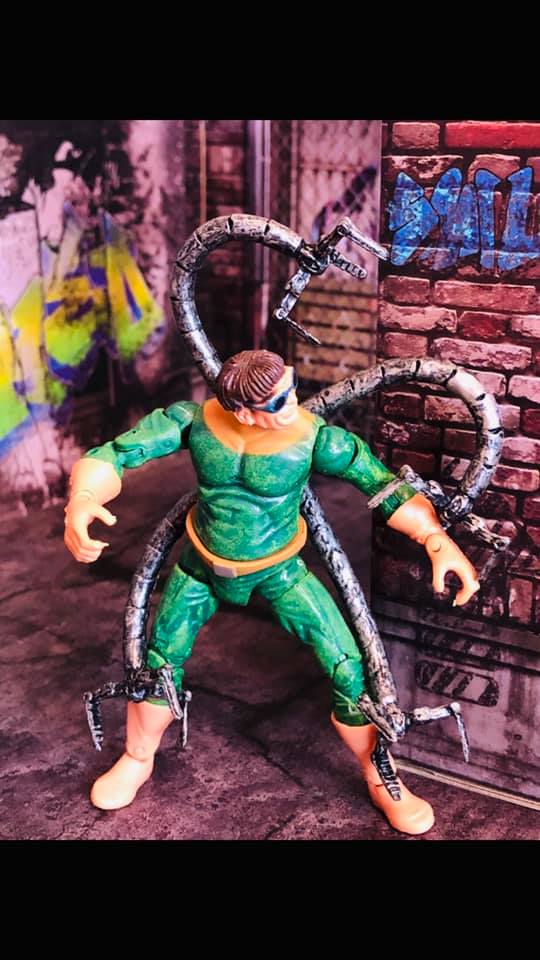 MARVEL - FIGURINE DE SPIDER-MAN EN TENUE NOIR AVEC SCÈNE & COMIC (BASÉ SUR MARVEL HEROES SECRET WARS #8) - 1/6 - MCFARLANE TOYS