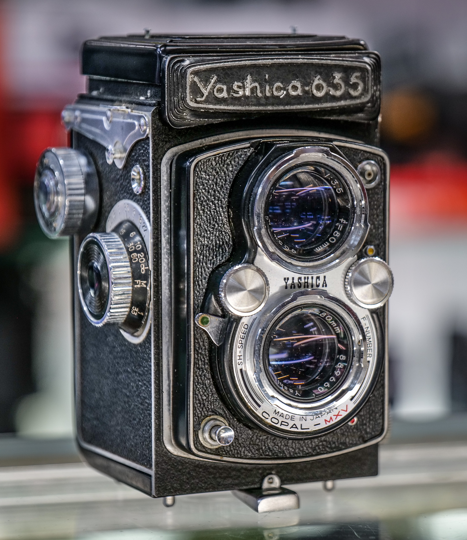 Yashica 635 + Yashikor 80mm f3.5 + Kodak Tri-X 400 Using a TLR is