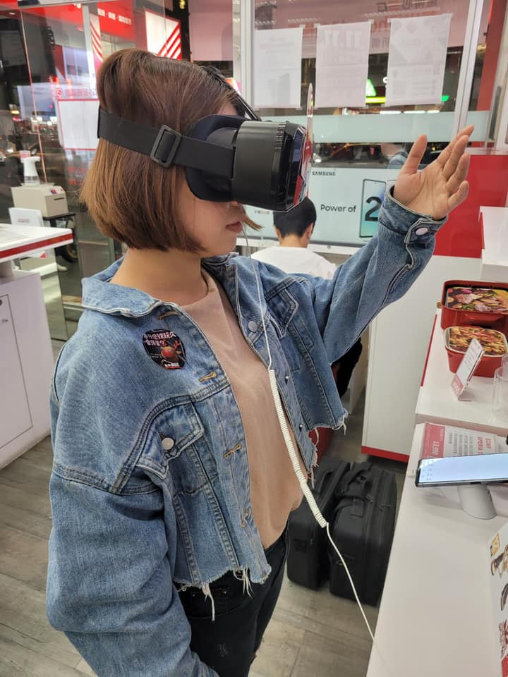 遠傳台北林森北直營門市 - 今天是門市VR活動體驗 客人帶上VR眼鏡 體驗遠傳心5G 還有Friday影音明星多視角...