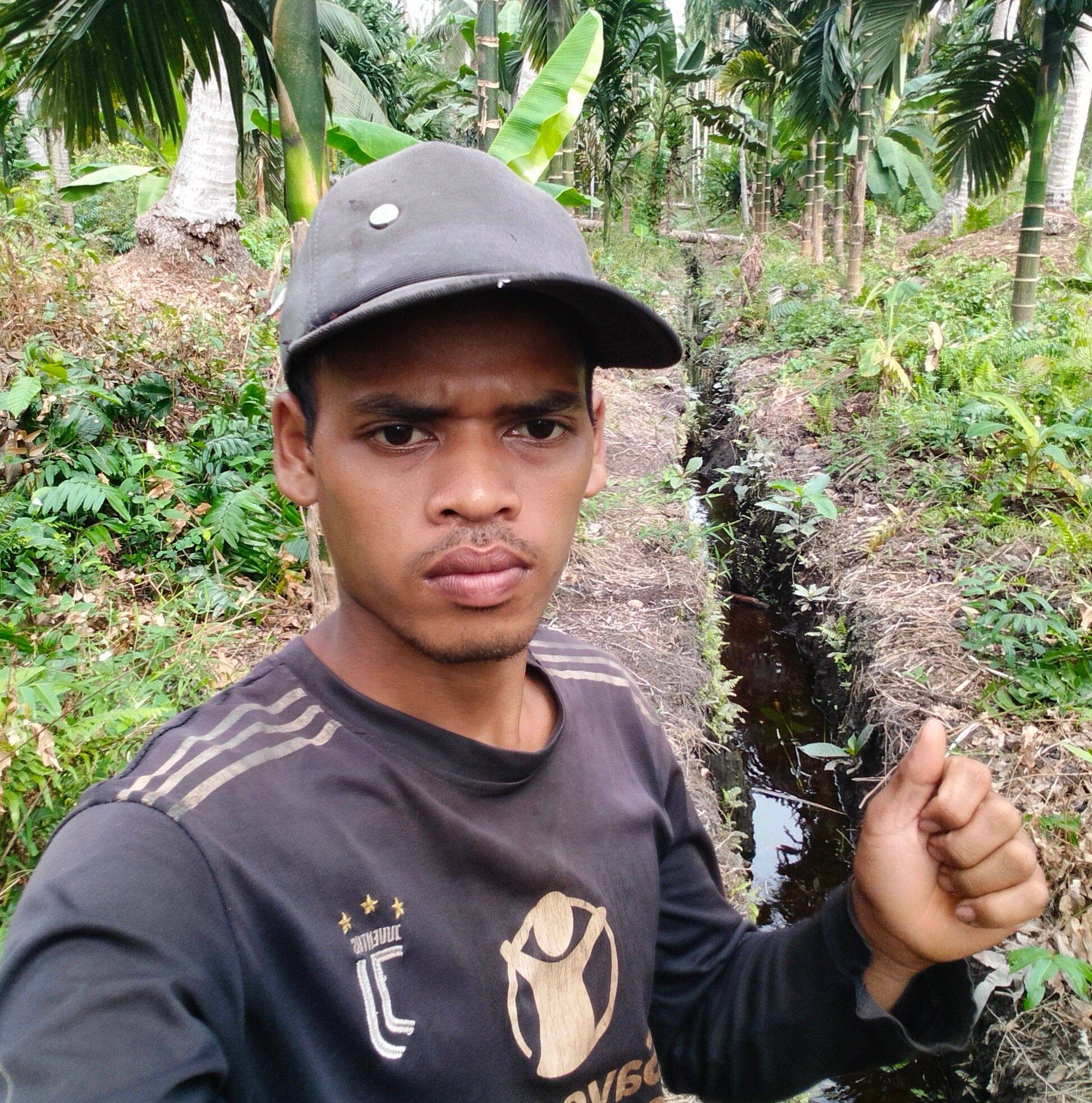 Casual style of peeling coconut #farmer #work #garden | Ahmad Hafi Badali