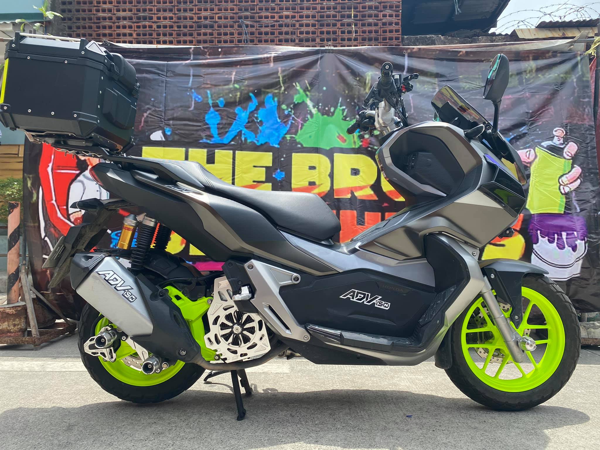 Brush Brother - Honda adv repaint mags and swing arm ️