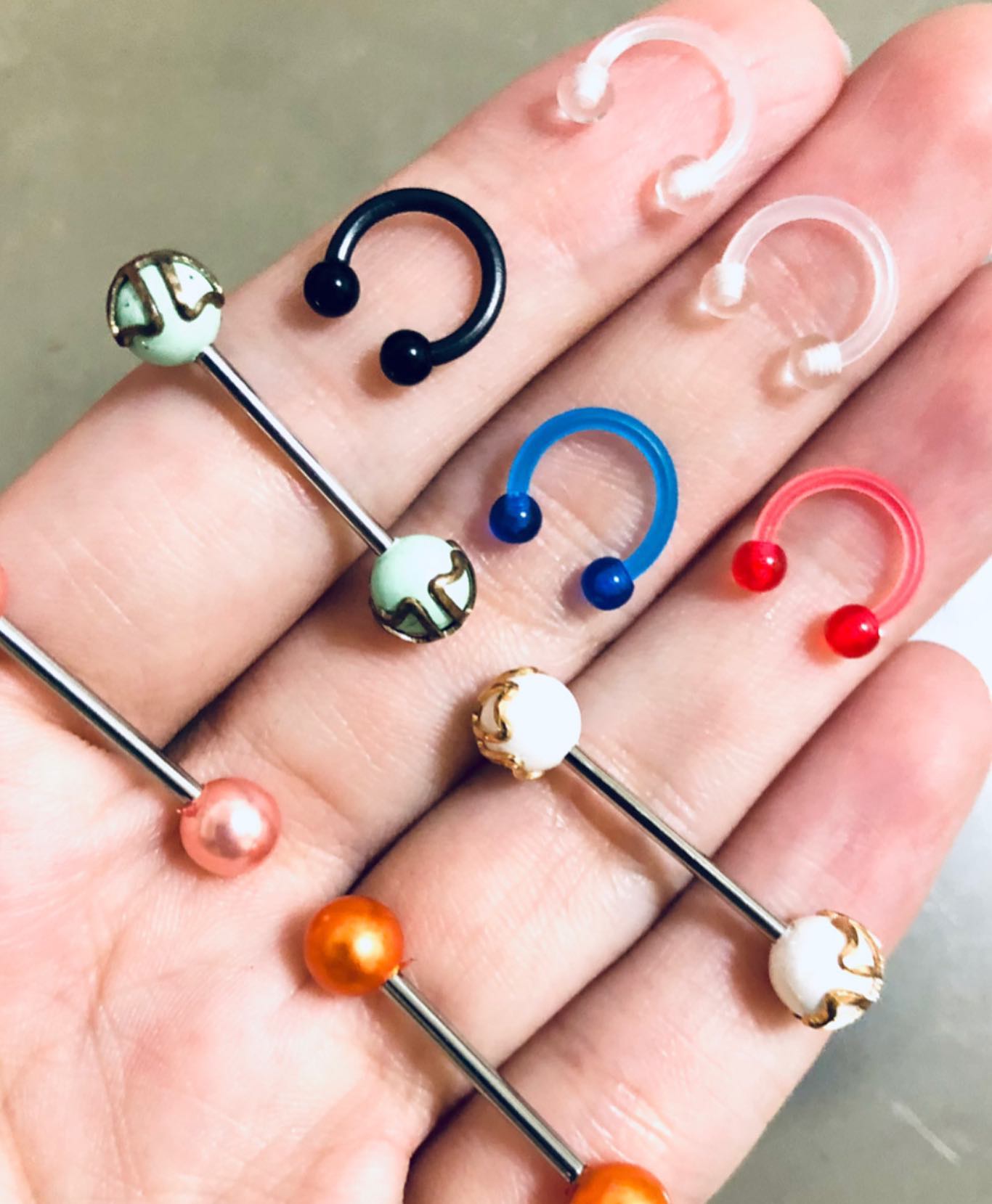 佡Piercing - - 彩色牛鼻環 珍珠珍珠舌環 ．服務客人採一對一 ．一孔一針,不重複使用... | Facebook