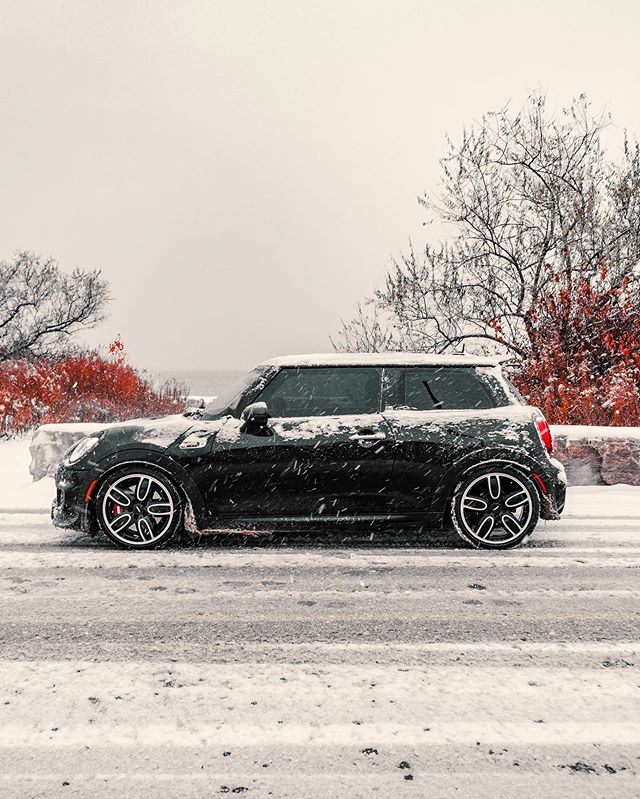 MINI - 나가기 싫어지는 추운 겨울에도 MINI John Cooper Works는 언제나 달릴 준비가...
