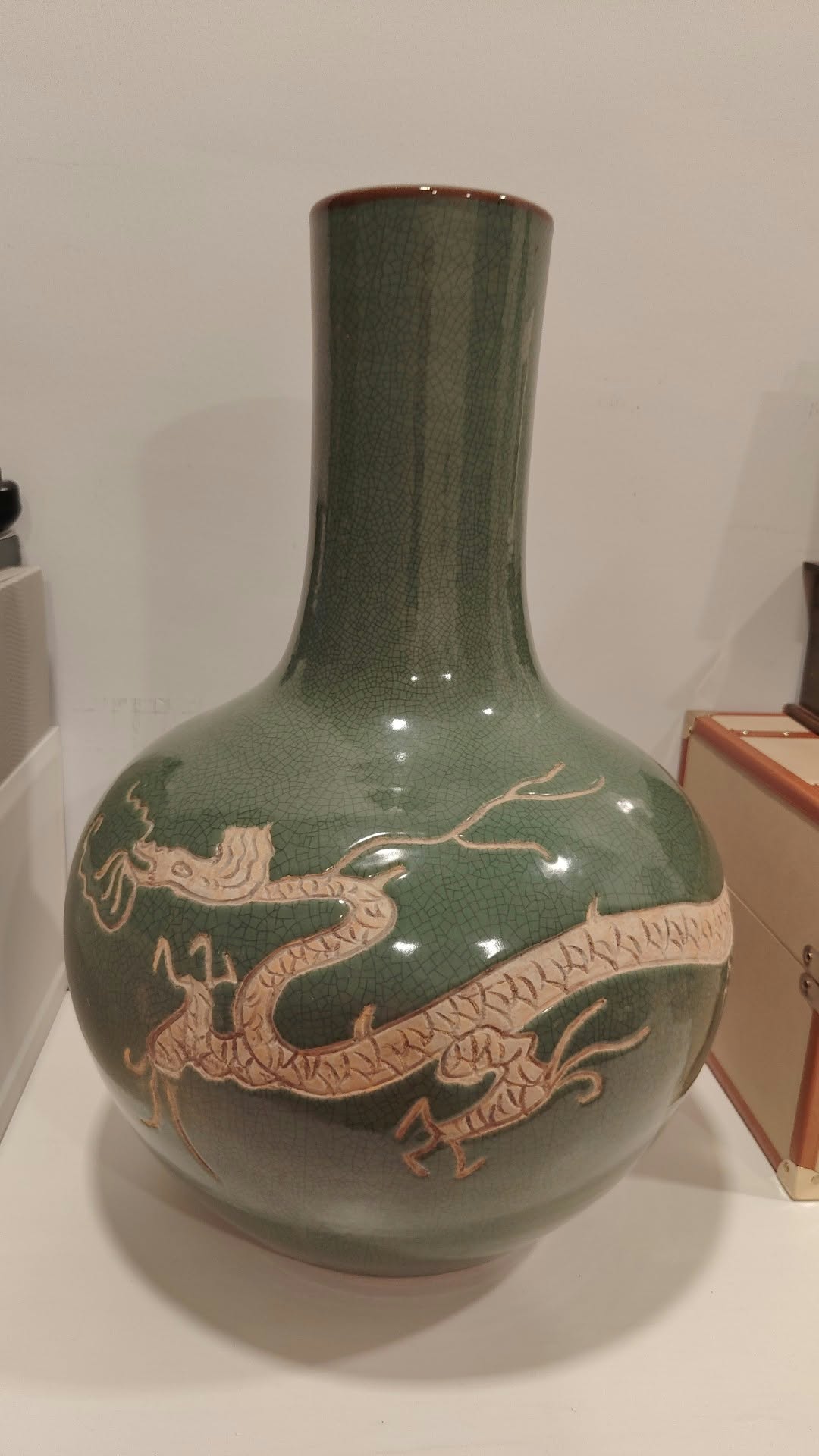 问得好！😊 这是天球瓶，是中国经典的瓷器器型——“天球”意为“天体/圆球