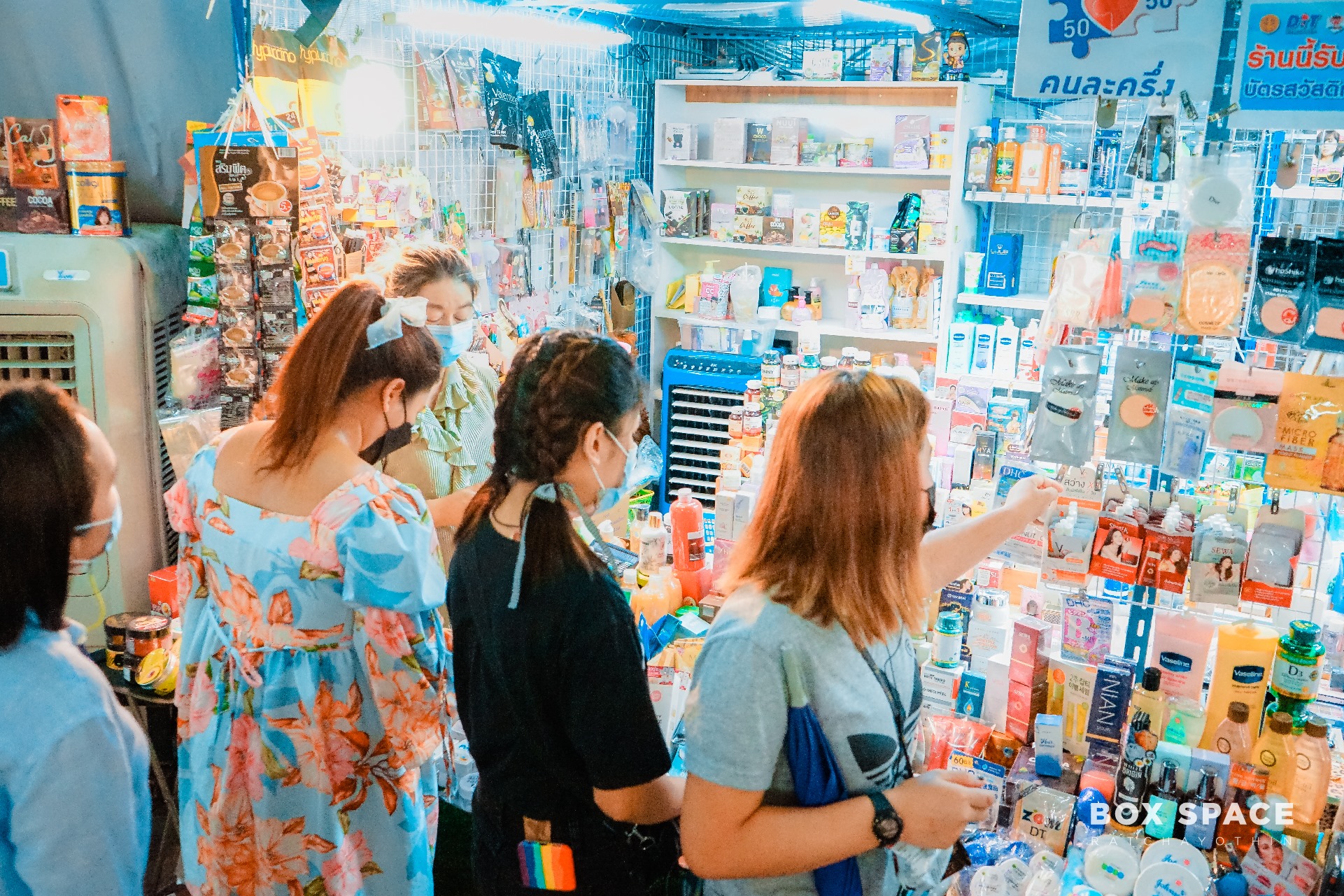 พบกับบรรยากาศและสินค้า ตลาด BOX... - BOX SPACE Ratchayothin | Facebook