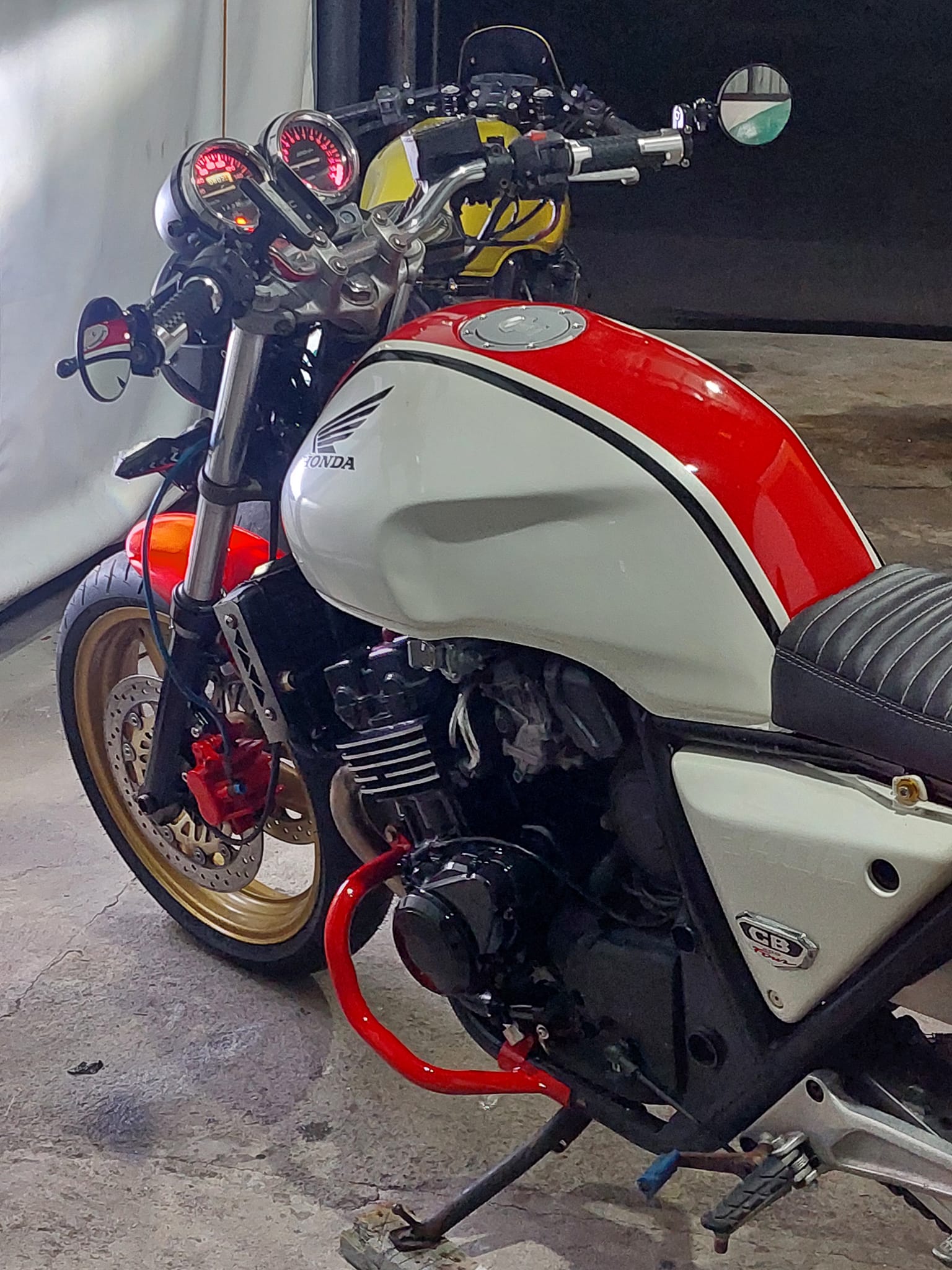 Honda CB400 Super Four with new project blaster screen