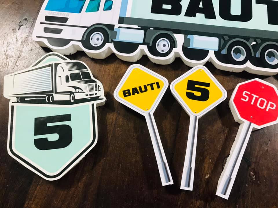 Tu gran día - 🚛🖤 banderín, stickers para vasos, cajitas,...