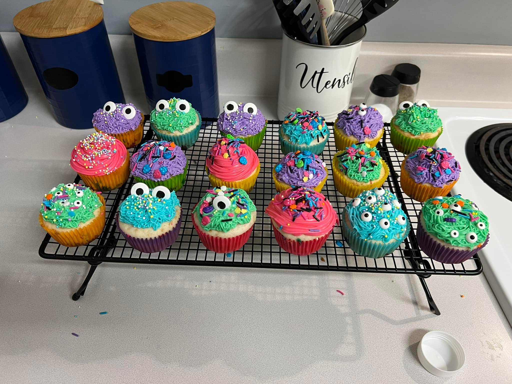The cutest little “monster” cupcakes👀 Super easy and so cute!!