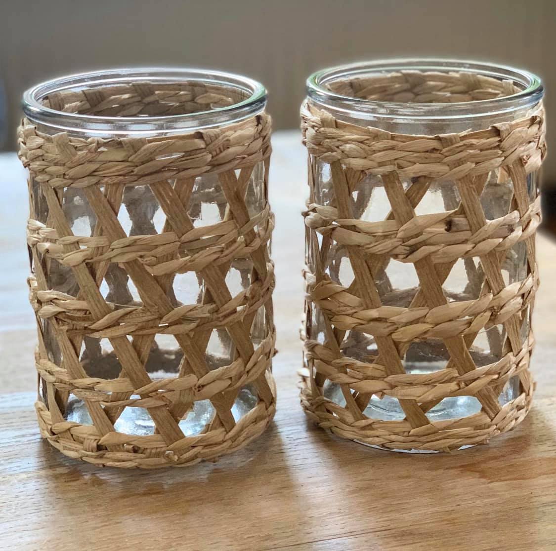 Deze leuke windlichten van glas en riet zijn bij Action te koop voor maar €1,99 per stuk. De afmeting is 10 x 15 cm Bij mij in huis gaan ze vast een