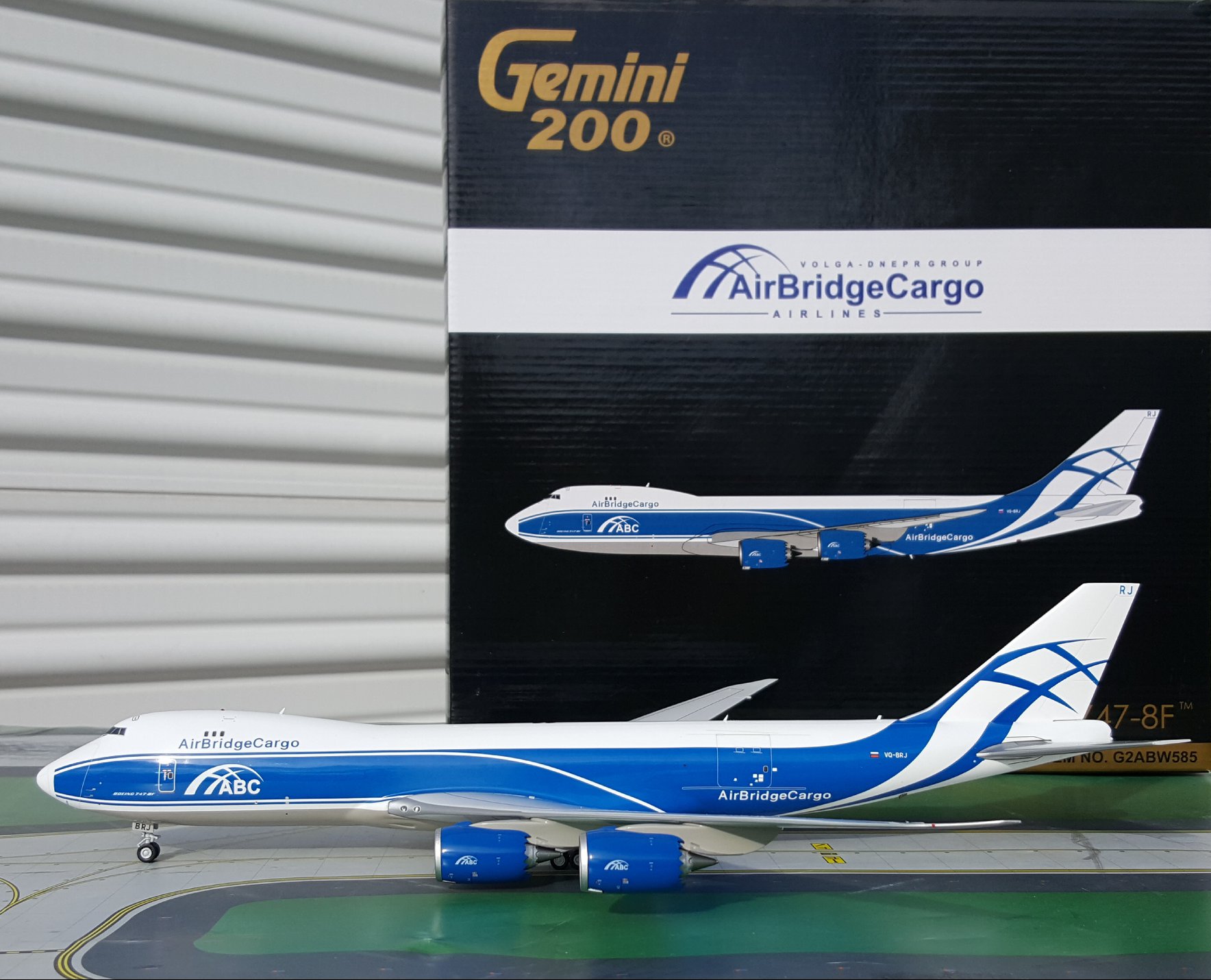 The GeminiJets Atlas Air B747-8F features optional nose cargo