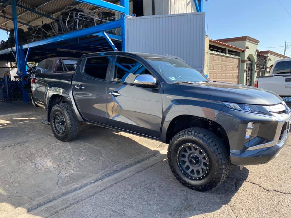 BORM - Mitsubishi L200 con sus rines method grid 309 titanium
