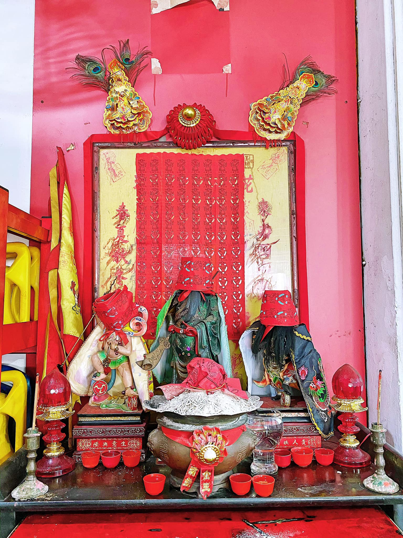 皇梵寺 玉皇太子殿下祖庭 - 店家大老闆突然進基督教 ️，準備一手抓 直接丟神像進垃圾桶 🚮 嚴重排斥 再拜神 🈲... | Facebook