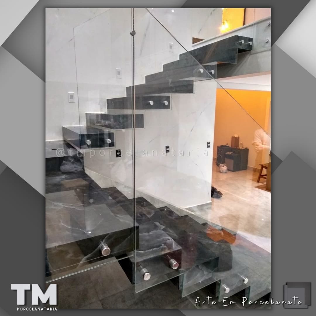 🔸 Escada em porcelanato. 🔸 Escadas... - TM Porcelanataria