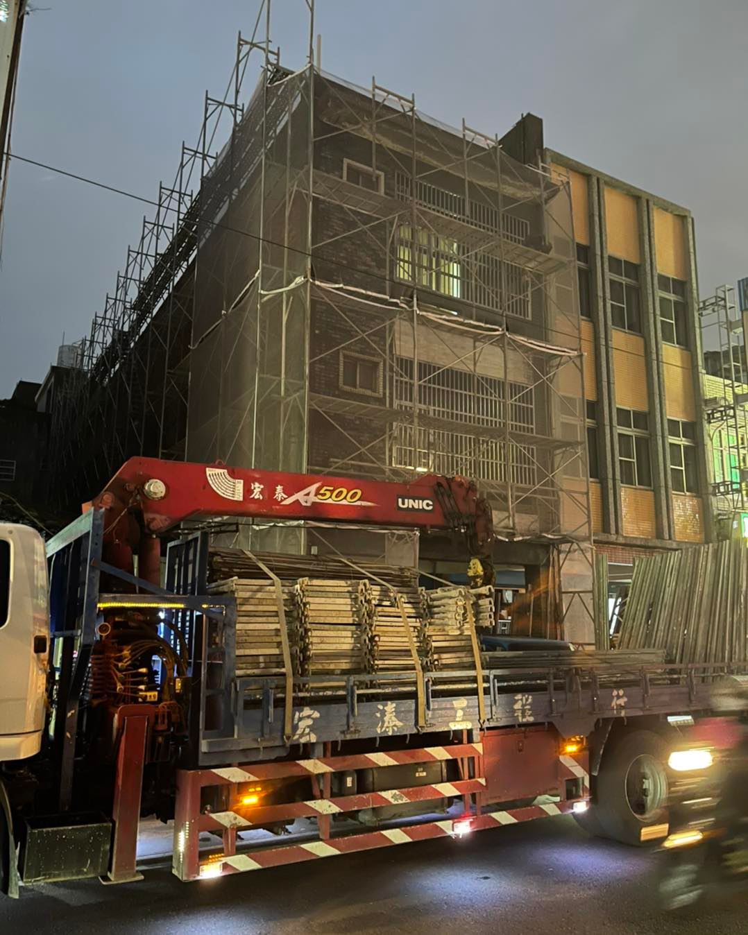 宏泰鷹架有限公司 - 1-2:簡易施工架+網+梯 3-4:簡施工架+梯 5-6:興建案 7-8:鳥架（鐵管搭設）... | Facebook
