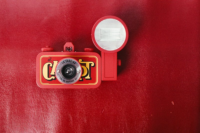 Lomography La Sardina El Capitán Say hello to the 35mm sardine can