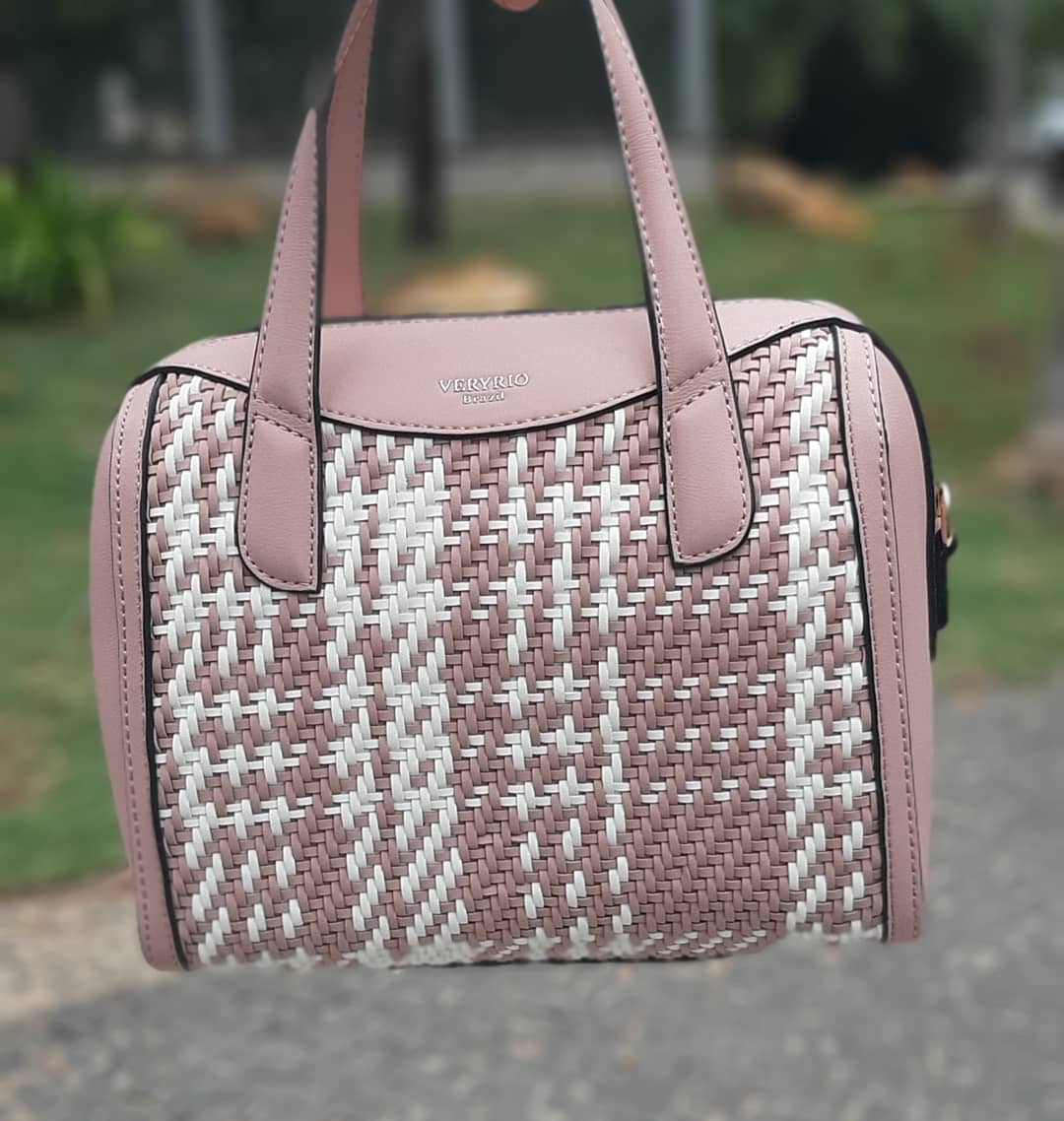 Guive Calçados - A bolsa bauzinho traz estilo e espaço...