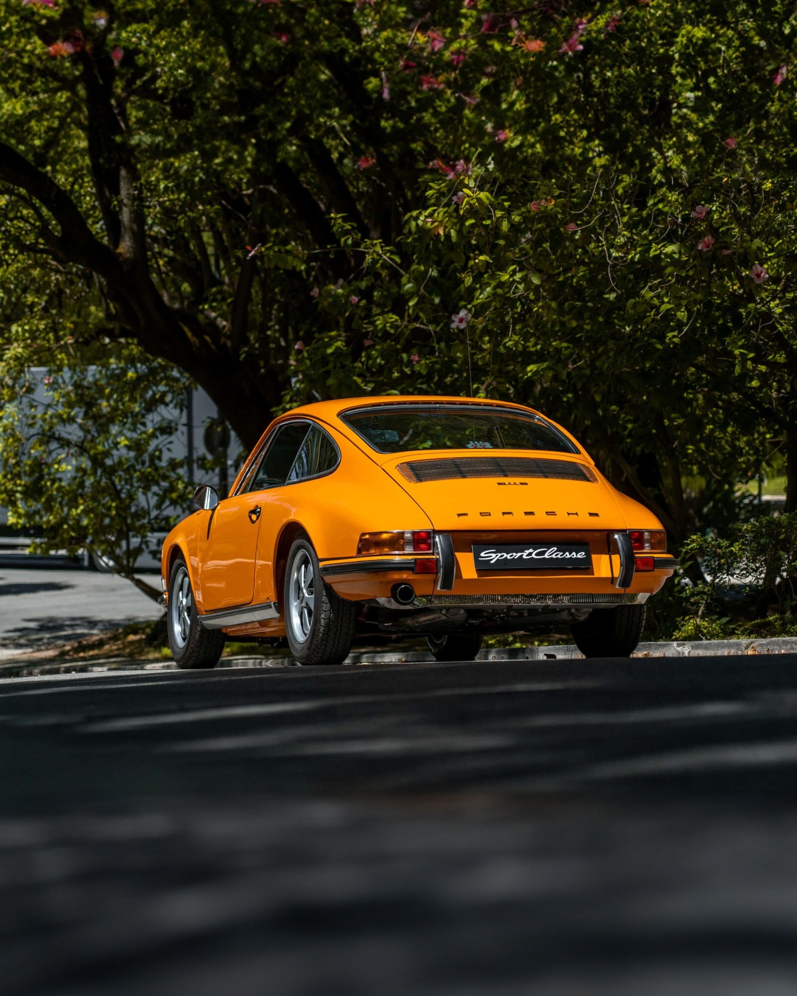 Summer of 69 vibes ✌️. This stunning 1969 Porsche 911 S 2.2 in 