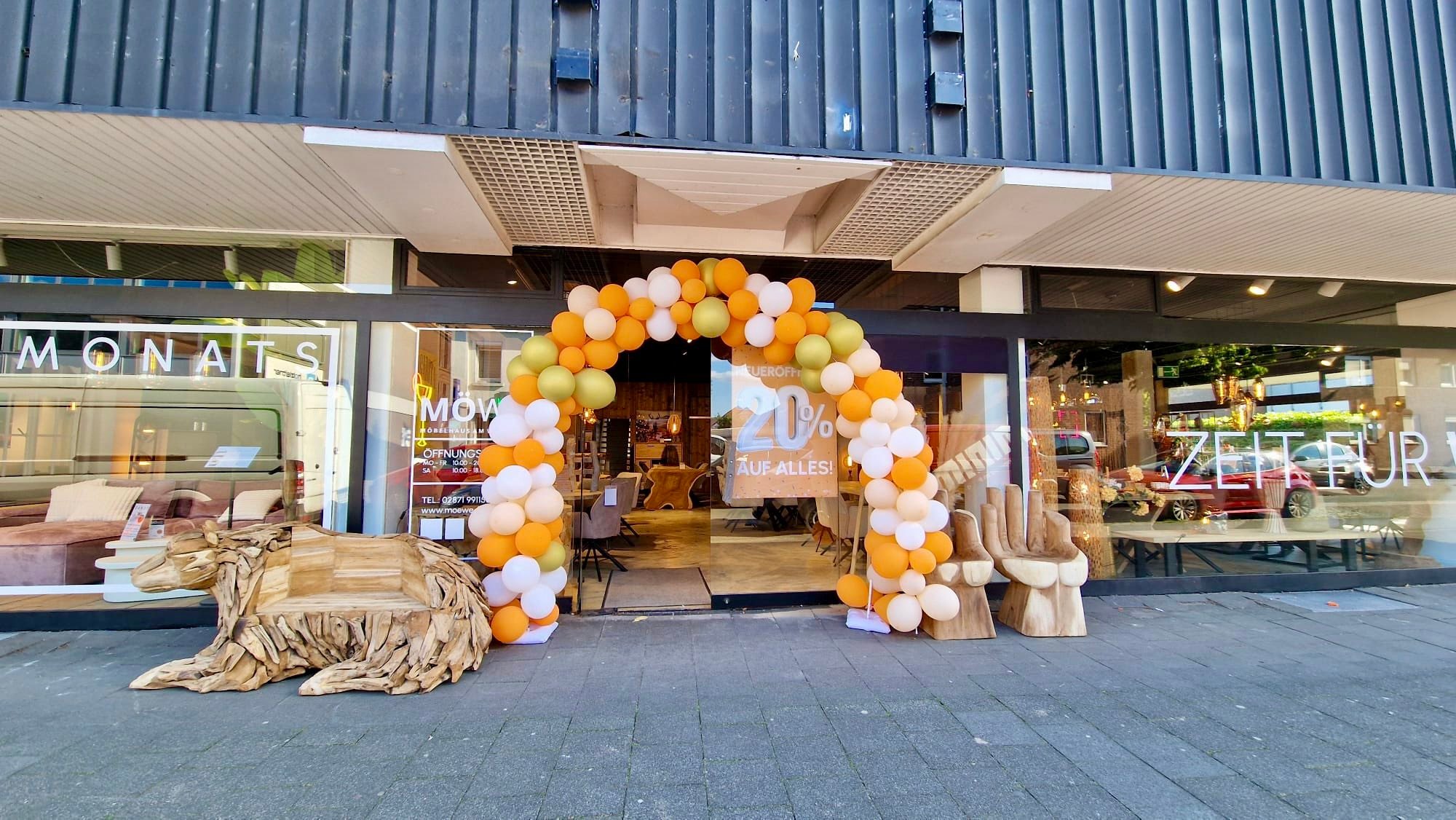 Liebe Bocholter, das MÖWE Bocholt (Möbelhaus am Westend) wird heute und morgen neu eröffnet! Hört einfach mal rein, was der Stefan euch zu sagen hat und schaut euch die Fotos an. Ein