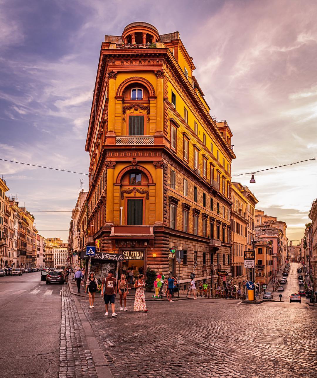 Turismo Roma - Corners of Rome. Via Cavour. 📸 by di...